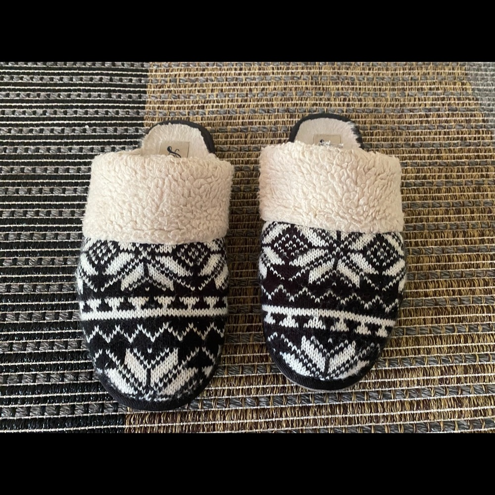 Lucky Brand Cozy Slippers , Size 6-8 or Medium